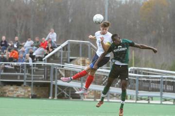 蒋光太走了、拜合拉木倒了，国足带着半支残队去新加坡｜B体育首页（配图示意）